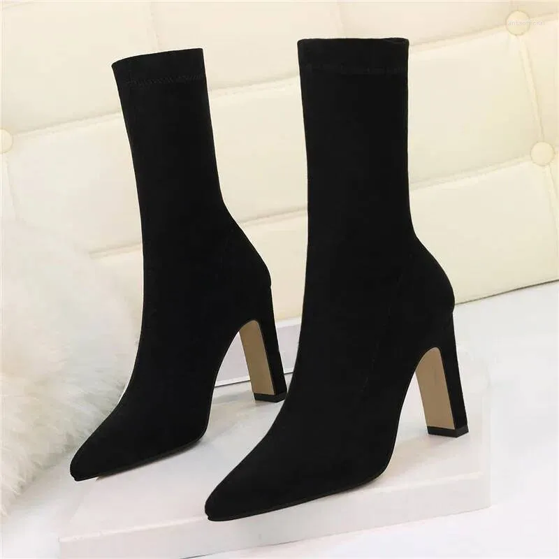 Klänningskor Vinterkvinnor strumpor och stövlar lyxdesigner American Square High Heel Suede Ankle Brand Pointed Elastic Large