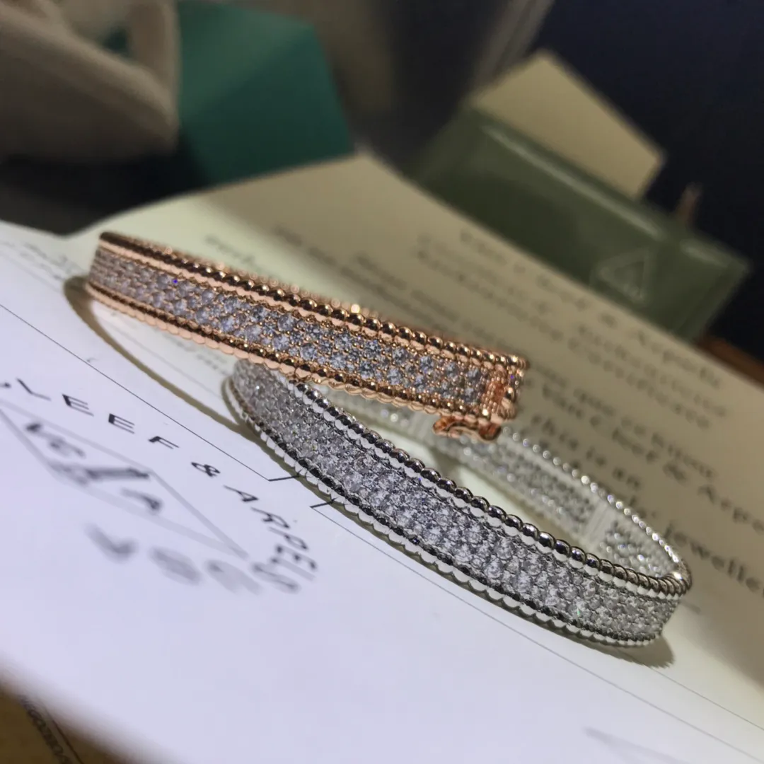 2024 Pulseira de diamante elegante de alta qualidade com aparência moderna, polimento suave e design exclusivo