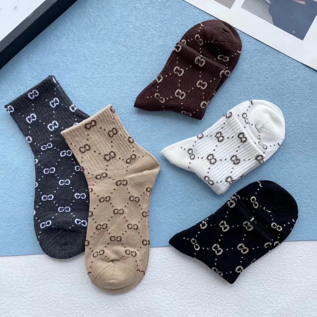 Top designer zacht katoen ademend kaki wit zwart bruin grijs casual comfortabel sport letter sokken 5-delige doos geschikt voor zowel mannen als vrouwen Kousen