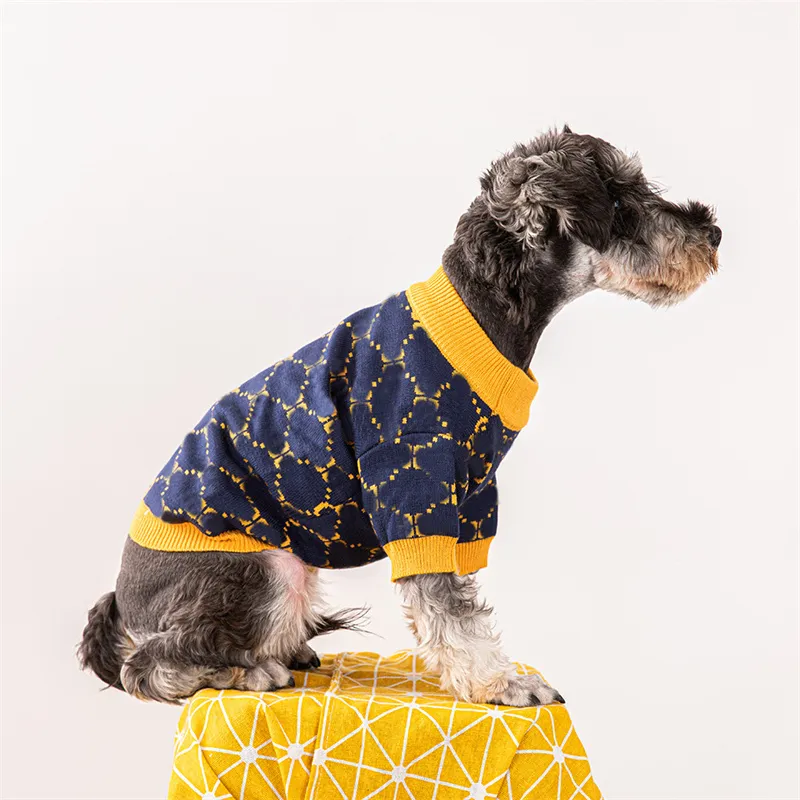 デザイナーブランドの犬の服フルレタースーツペットカーディガンセータードッグクラシック冬の温かいペットラグジュアリーコートドッグコートセーター