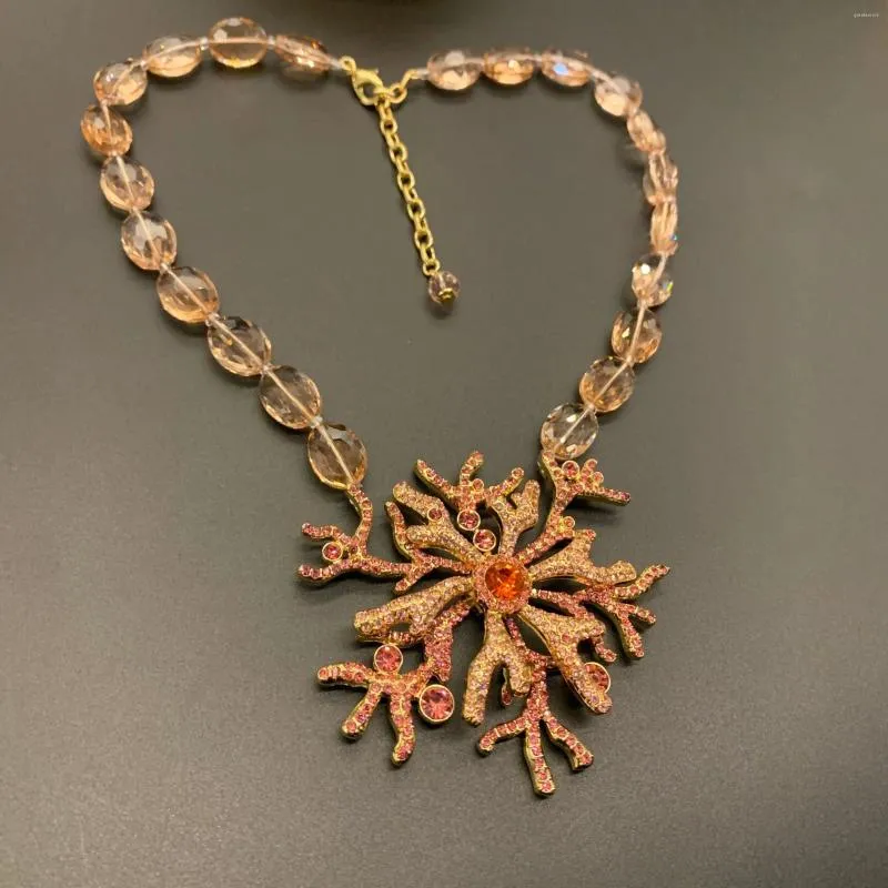 Colliers pendentifs Technologie d'incrustation exquise Collier de corail européen et américain