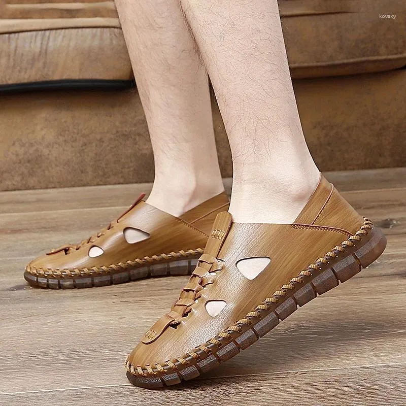 Sandaler Mäns stängd tå 2024 Summer Fashion Plus Size Beach Shoes Casual Leather Slip On For Men Light
