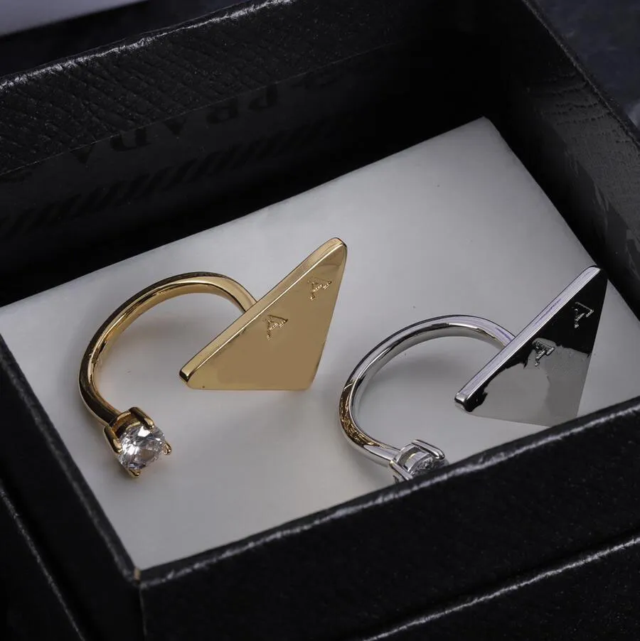 Prachtige driehoekige bandringen Beroemde ontwerper Letterring Bague Goud Verzilverd Fijn snijwerk Vingerring voor mannen Vrouwen Bruiloft sieraden cadeau