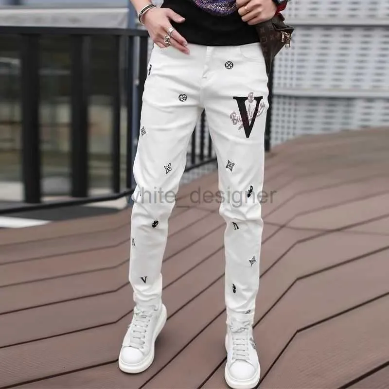 メンズジーンズデザイナージーンズトレンディブランドパーソナライズされたプリントプリントプリント白いカジュアルジーンズは、刺繍入りのハンサムな長いパンツのスリムフィットと小さな足バージョンの男性向け