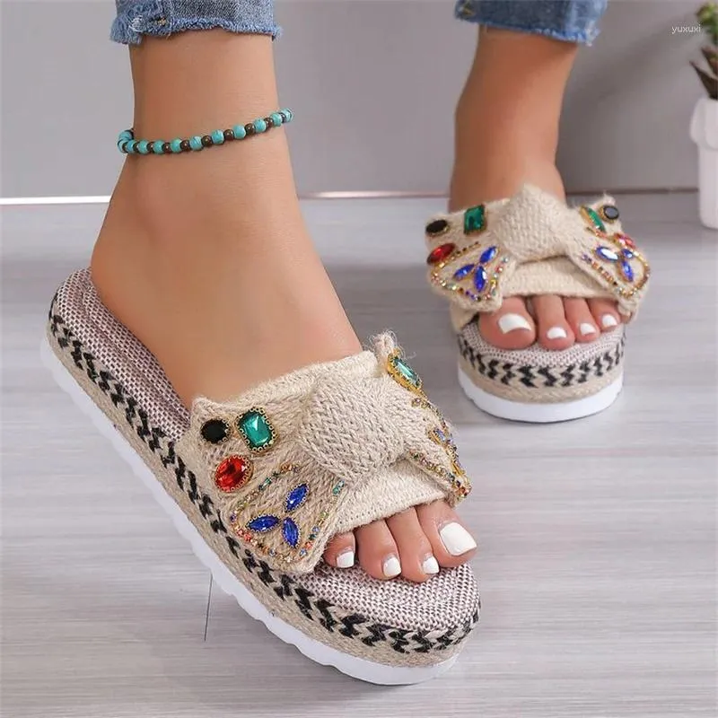 Slippers 2024 Women One Line Beach Shicay Sehicle Bow Knot Keel Heel Decoration Karge Rhinestone Decoration