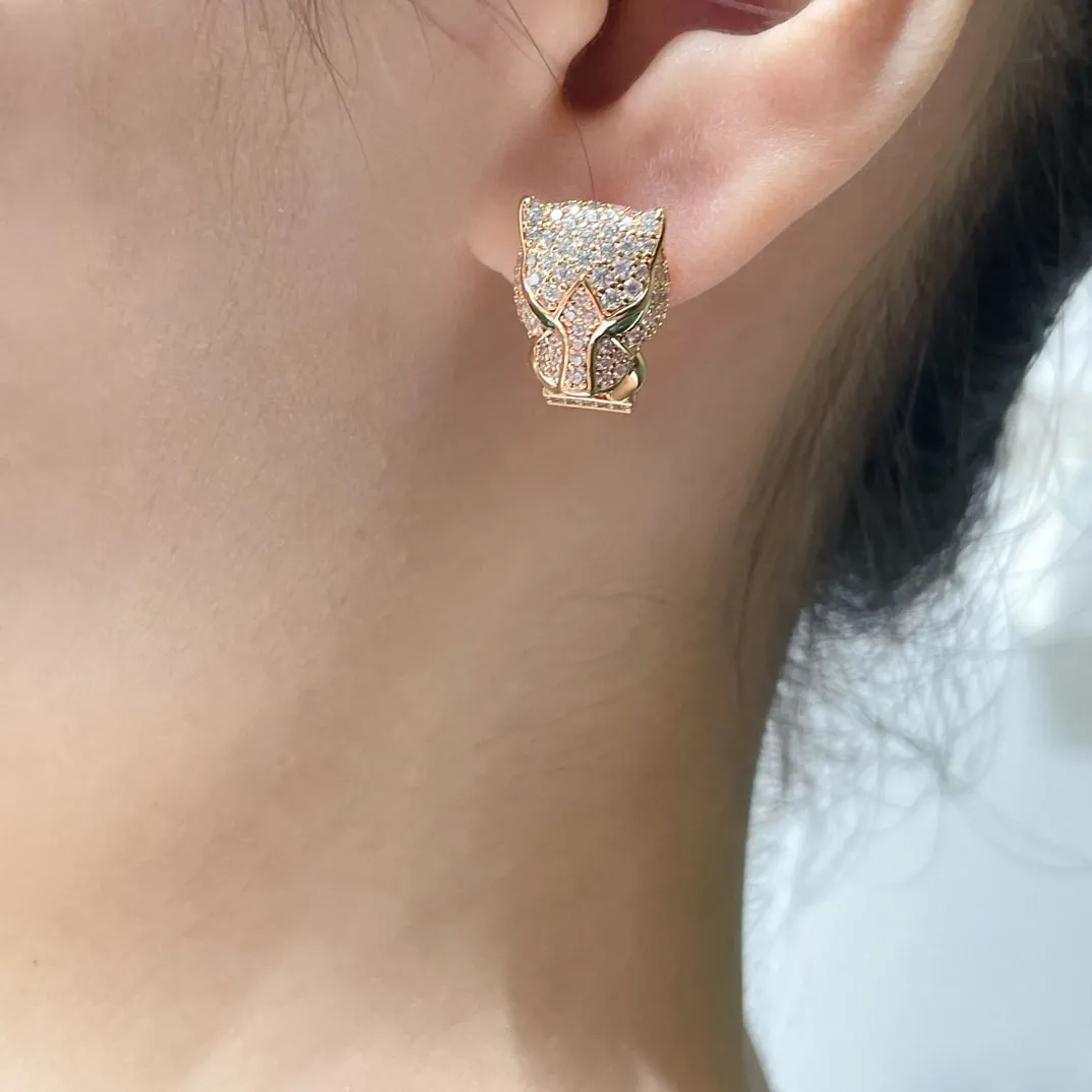 Designer GAO lanserar fint utformade leopardtryck örhängen och tappar i V-guld