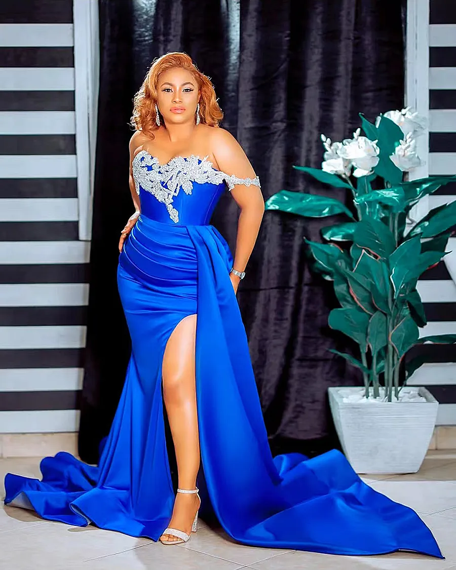 Elegante Royal Blue Evening Jurk Aso Ebi Formele prom -jurken Cap Mouwen Hoge Slit met overkruid Lace Train Party Jurk African Es Es Es