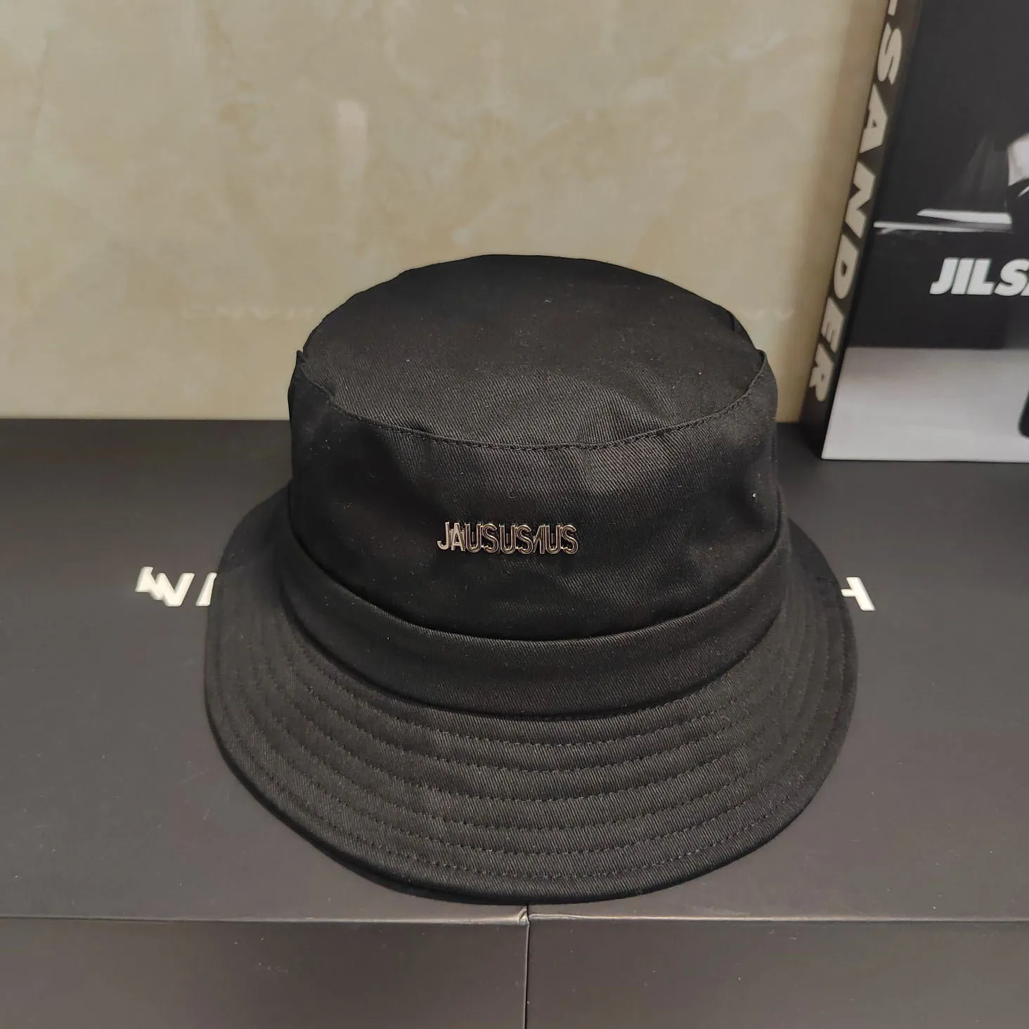 Jacqmus Bucket Hat Le Bob Gadjo Hat、男性と女性向けの同じフランスのクラシックブランドの豪華な帽子、調整可能なサイズのフラットトップハット