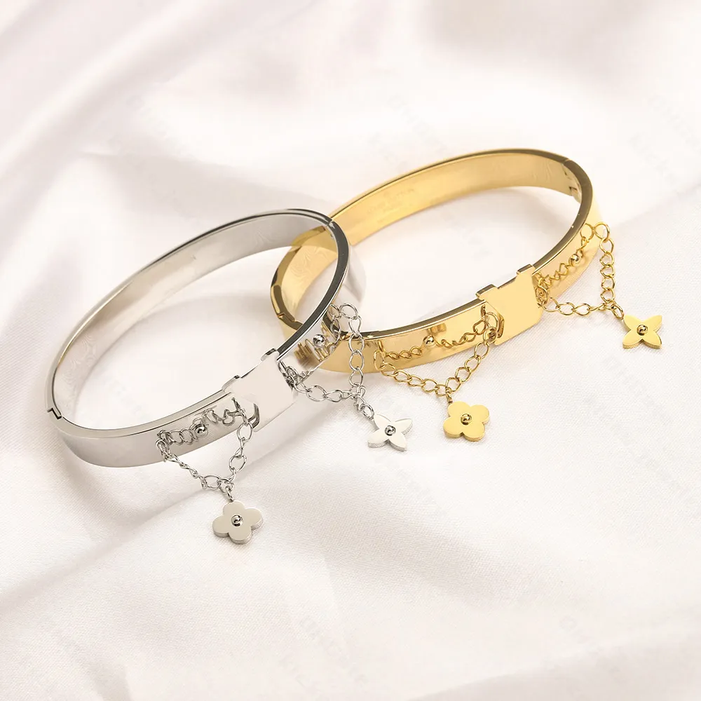 Bracciale con ciondoli di design chic Bracciale rigido in oro con stampa di lettere per donna - Gioielli nuziali di lusso Acciaio inossidabile placcato oro 18 carati Regalo d'amore perfetto per feste di matrimonio, compleanni