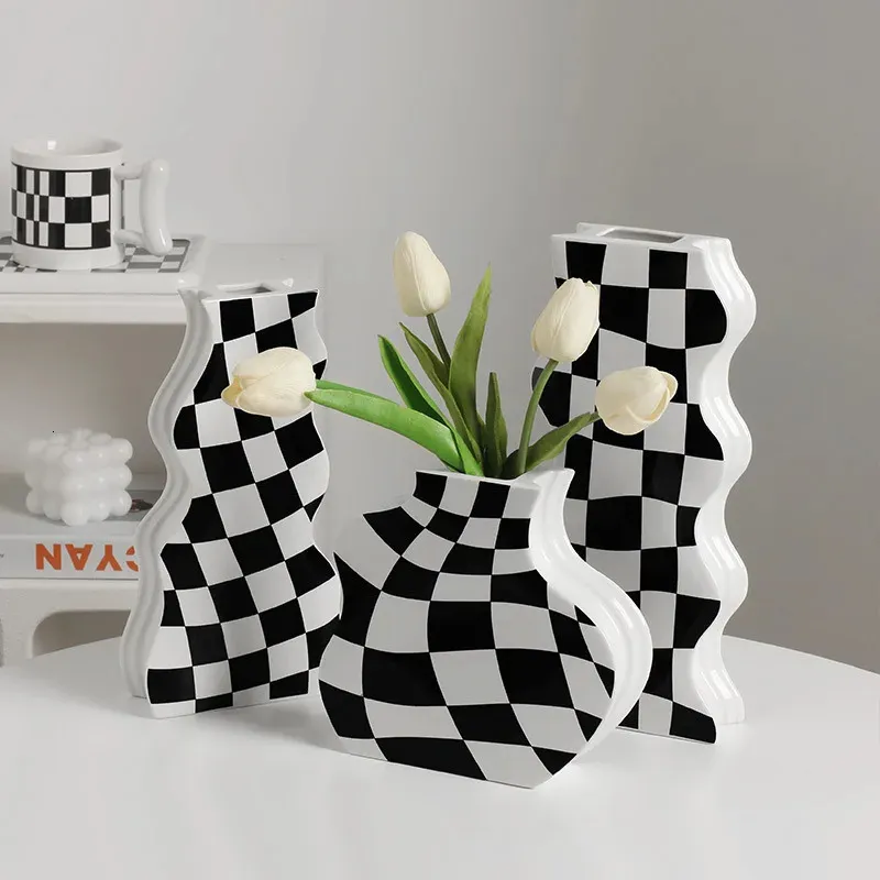 Vase en céramique noir et blanc, décoration en damier, fleurs séchées à haut sens, arrangement floral pour salon, décoration de la maison, 240220