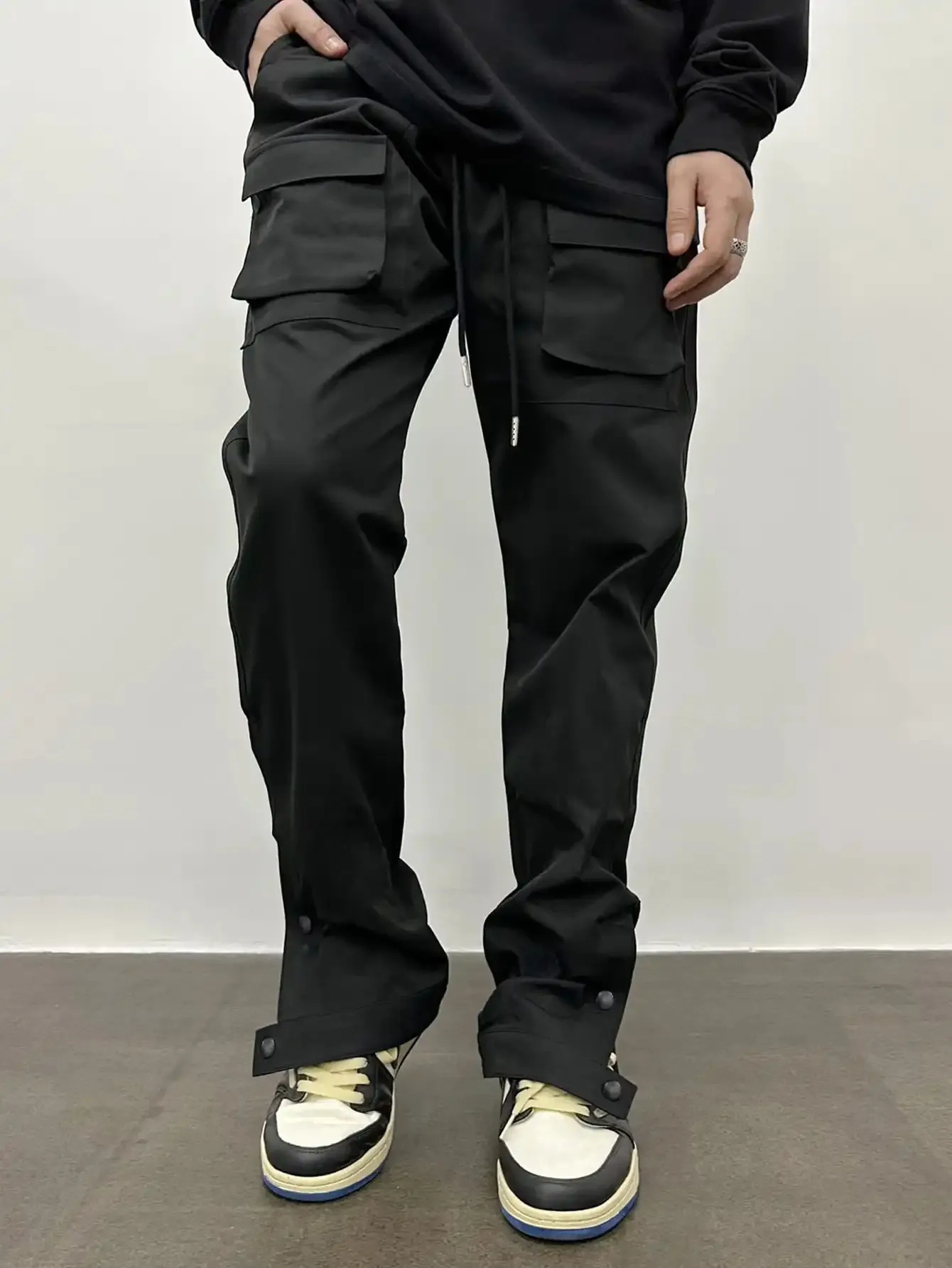 Trendy śladowe spodnie ładunkowe Mens Multi Flap Kieszonkowe spodnie swobodne prace na świeżym powietrzu na zewnątrz streetwear 240227