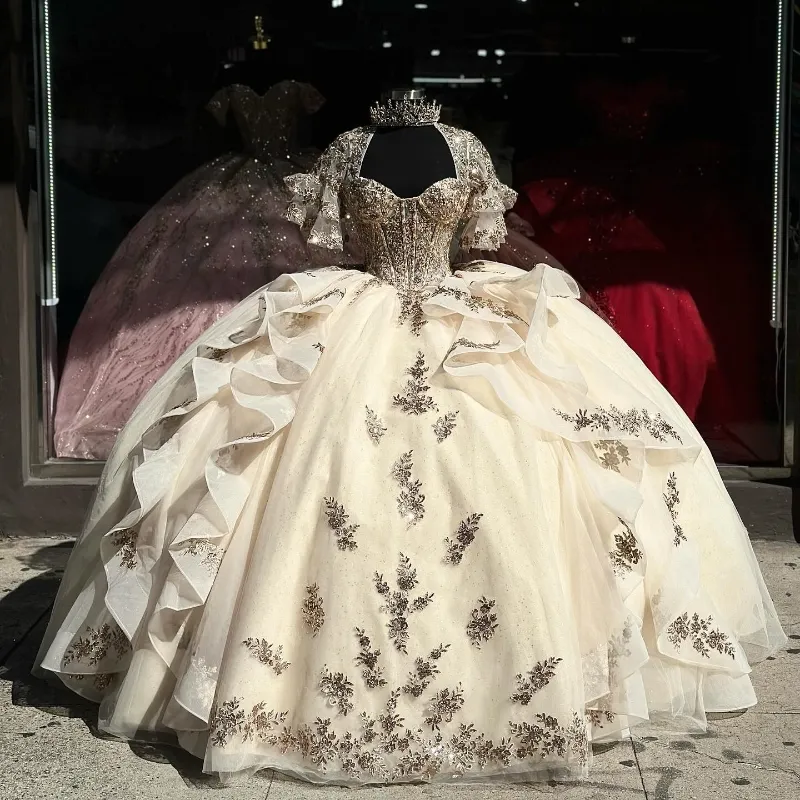 Leichte Champagner-Quinceanera-Kleider 2024, formelle Luxus-Party, Perlenstickerei, Spitzenapplikationen, süßes 15-Kleid, Abschlussball, Abschlussballkleider