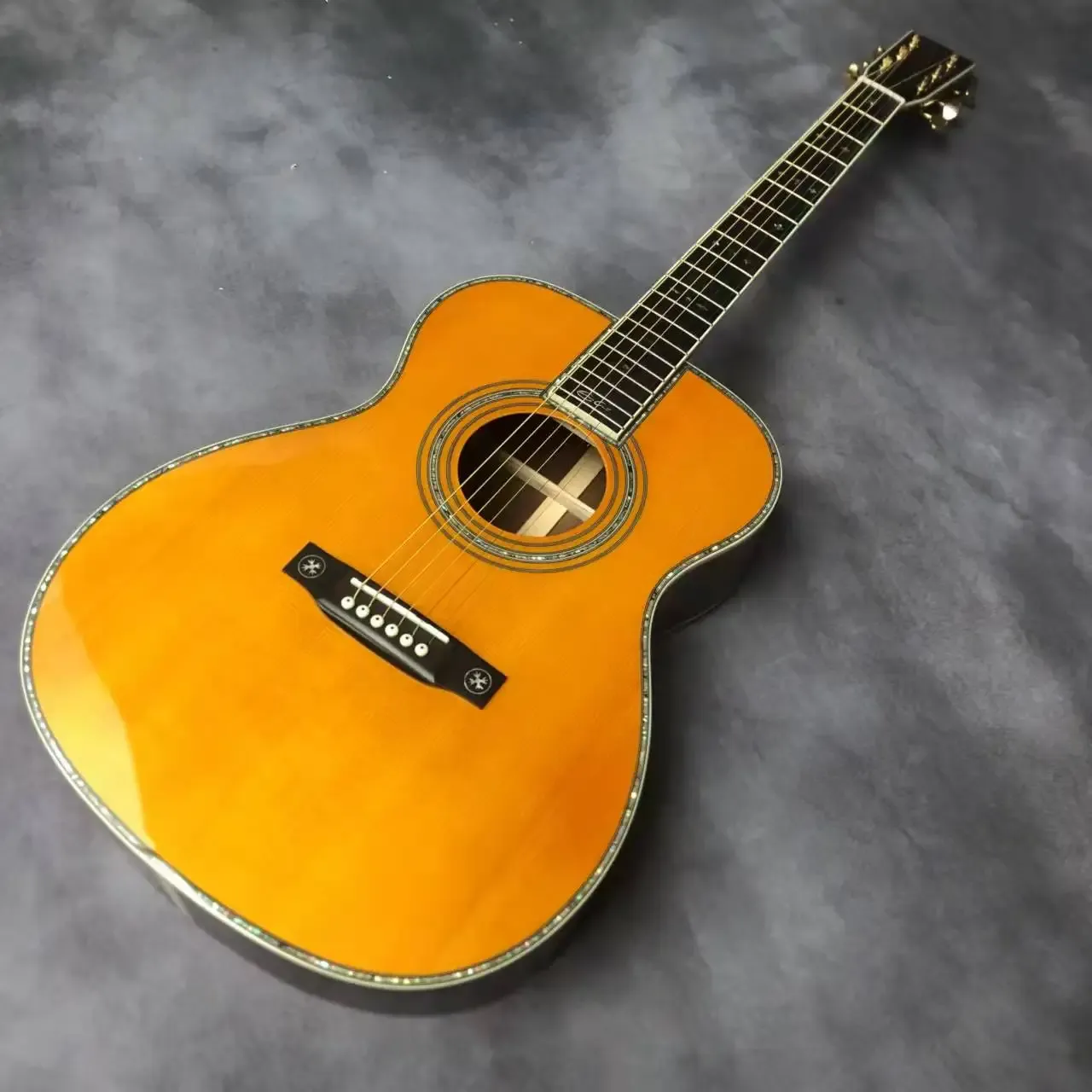 Guitare acoustique jaune Signature OM Series 40" 2023