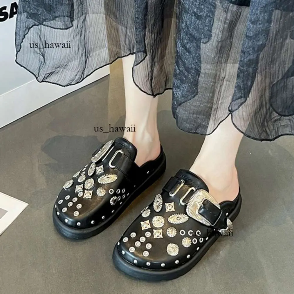 Tofflor tjock sula med punk rock läder mulor designer metall dekoration casual party skor inomhus kvinnor flip flops