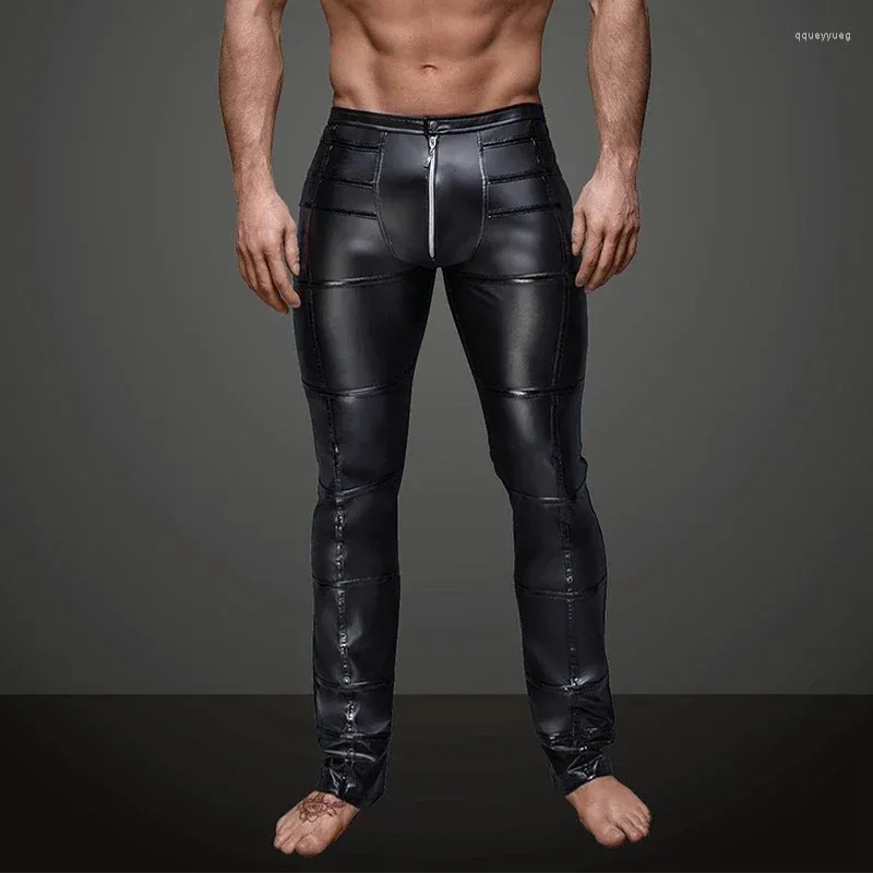 Hombres con bragas de mujer sale