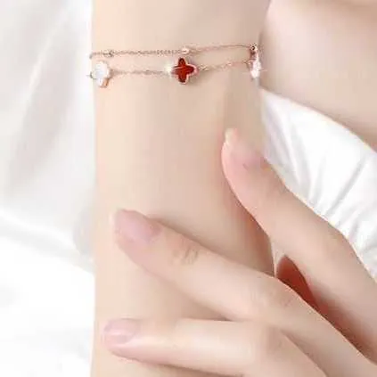 Bijoux de créateur Bracelet de luxe VanCA Trèfle à cinq fleurs Femme Blanc Fritillaria Agate rouge Lumière Petite et unique Cadeau Petite amie