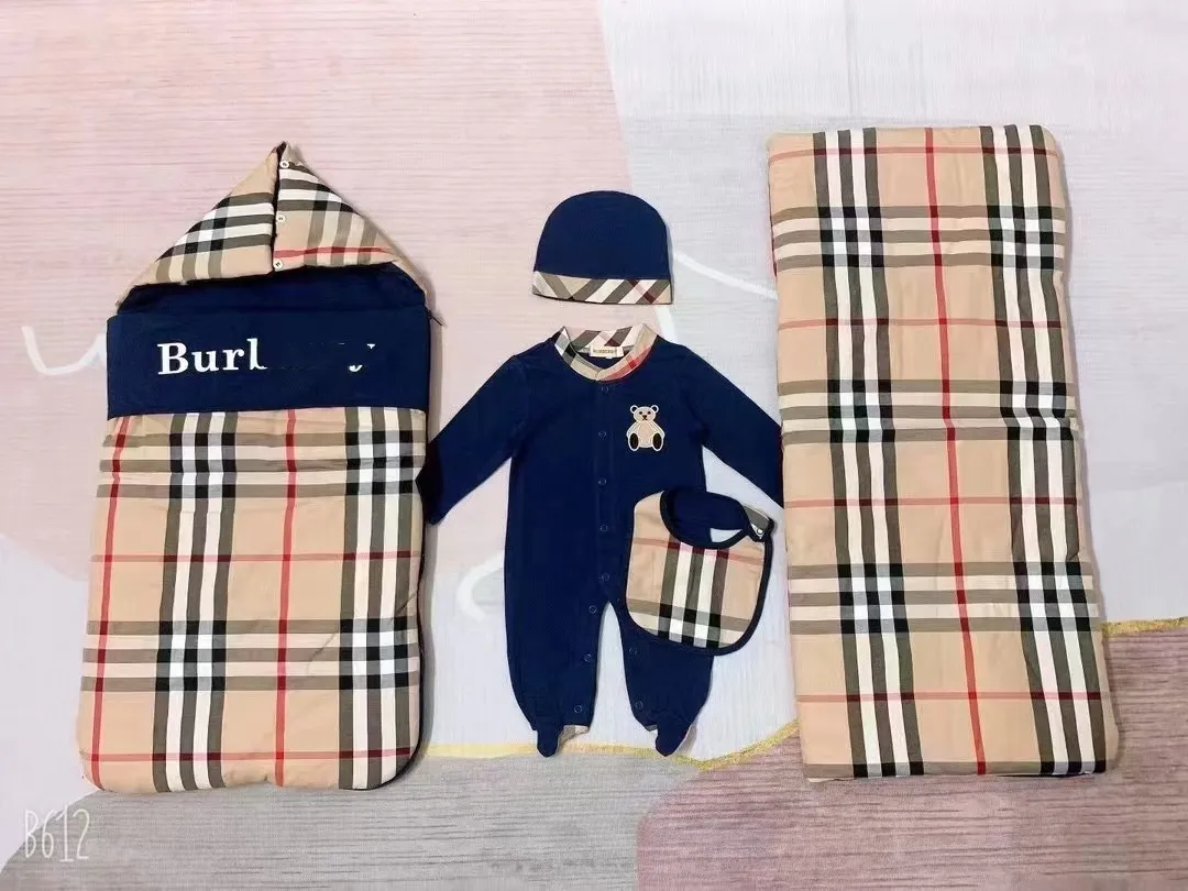 디자이너 베이비 onesie, Bib Burp Clothing Set Baby Tights Luxury Jumpuit Cotton Jumpuit 소년과 소녀 점프 수트 베이비 퀼트 5pcs R45