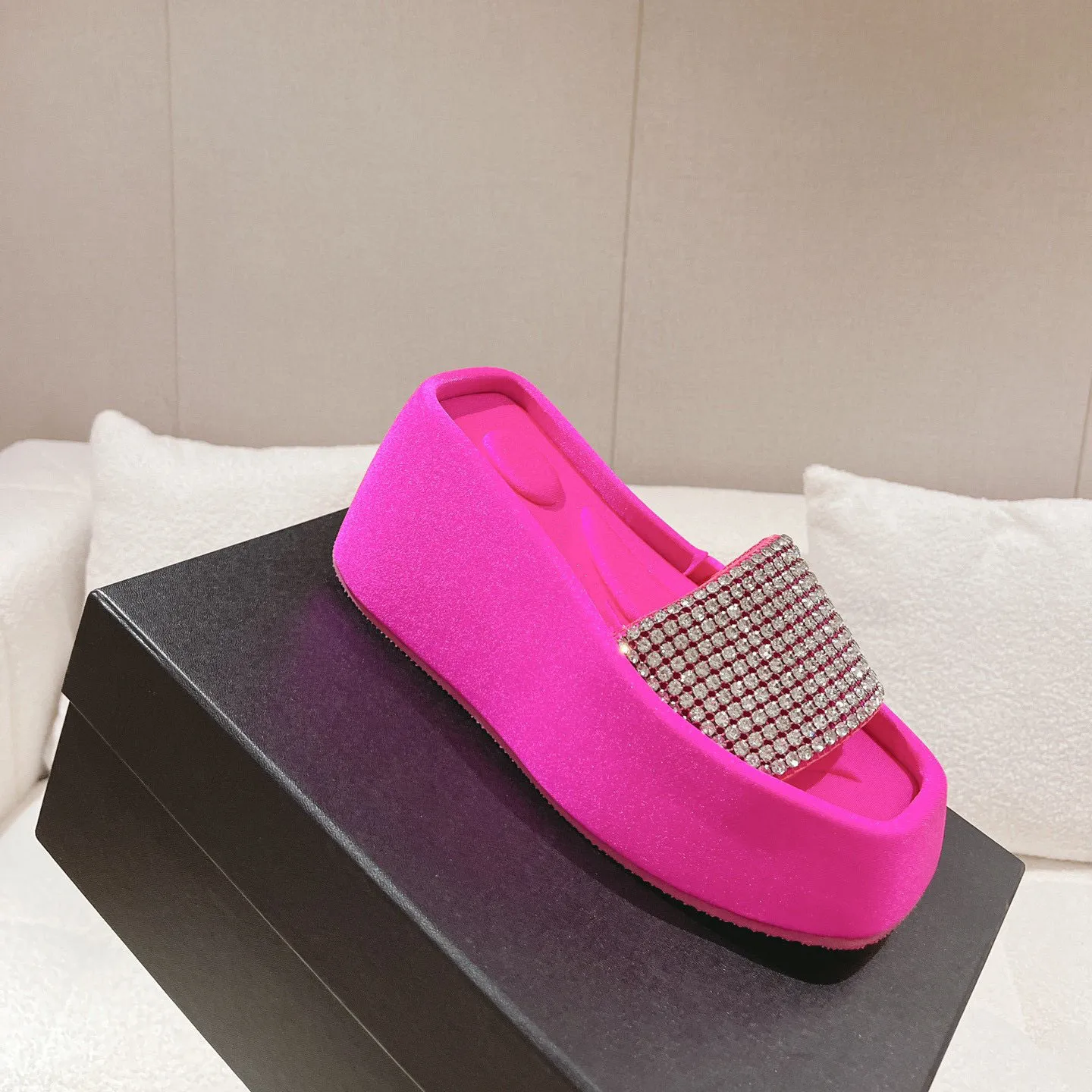 カジュアルデザイナーファッション女性靴ホットピンクの本物の革のぞき覗き式クリスタルウェッジハイヒールスリッパサマースライドサンダリアムジェール