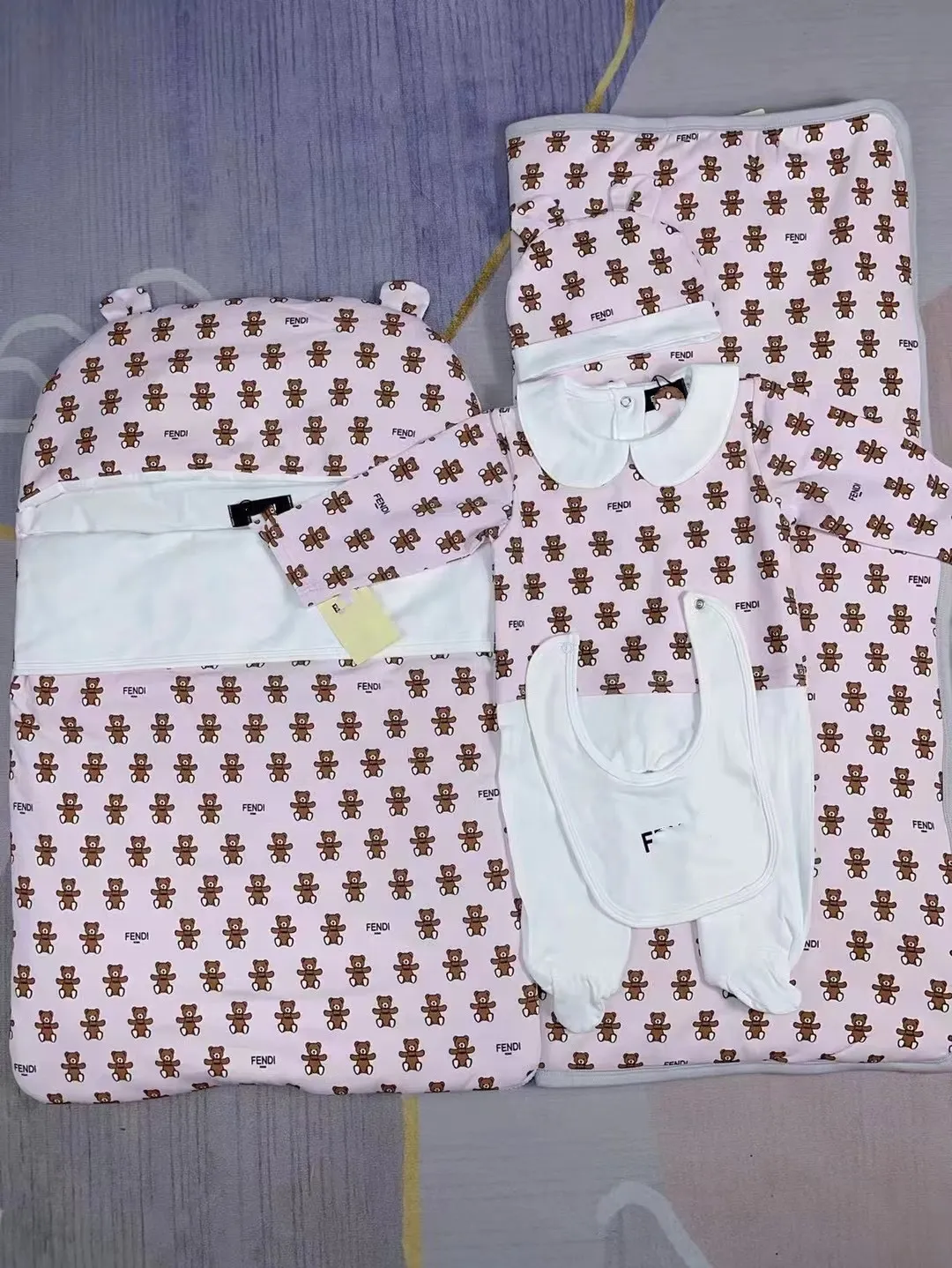 Designer bebê onesie, babador arroto conjunto de roupas do bebê calças de luxo macacão de algodão meninos e meninas macacão colcha do bebê 5 pçs r38