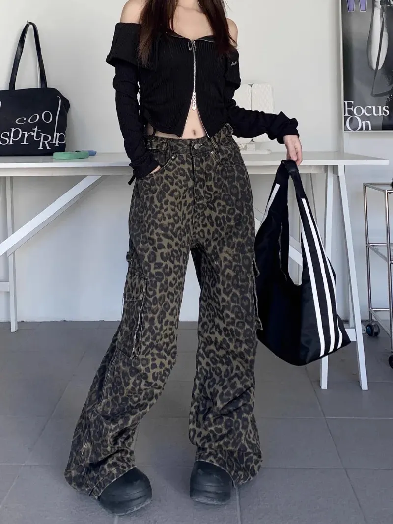 Jeans a gamba dritta con stampa leopardata alla moda Tuta da strada retrò americana per uomo e donna Pantaloni per pulire il pavimento Hip Hop Harajuku 240227