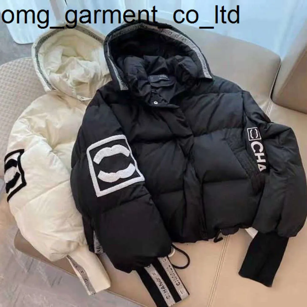 New 24SS Designer Down Jacket Down Winter Women Women Flocking Jackets Coat Bordado C Capóis de lapela zíper casual curto pequeno Parka Down Jacket