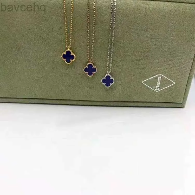 2023 Pendanthalsband Fashion Brand Clover Halsband Kvinnor Fashion Mother of Pearl Mini Single Flower Pendant Necklace 18K Gold Designer Halsband Jycken 240302