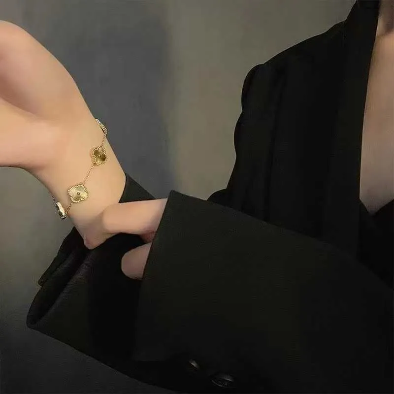 Bijoux de créateur Bracelet de luxe VanCA et design de niche avec un sentiment de luxe.Bracelet en titane et acier, couleur trèfle à quatre feuilles et cinq fleurs, mode populaire pour femmes