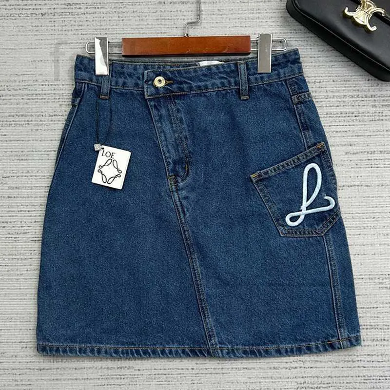 Röcke Designer 24 Frühling/Sommer Neues Stickerei Asymmetrisches Design hoher Taille gerade Tube Denim Halbrock Frauen Mode WLFL