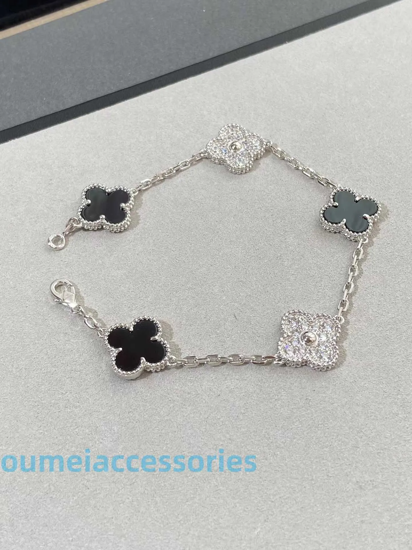 2024 Créateur de bijoux Vanl Cleefl Arpelsbracelet Charme Agate Noire Panda Quatre Feuilles Herbe Cinq Fleurs Bracelet Femme V Épais Plaqué Or 18 carats Diamant CNC