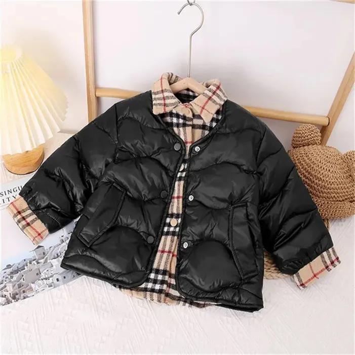 2023Winter Girls Boys Designer Down Cotton Clothes Luxury Högkvalitativa rockar Barn Girls Boys Warm Windproect Coats Children's Clothes Size 100cm-160cm Q14