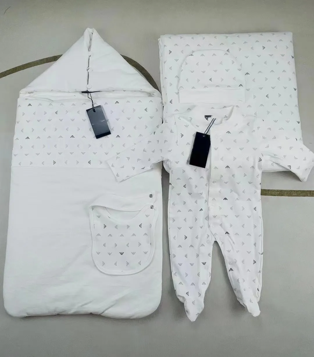 Designer Baby onesie, Bib burp Clothing Set Baby Tights Luxury Jumpsuit Cotton Jumpsuit Boys and Girls Jumpsuit Baby Quilt 5PCS R33