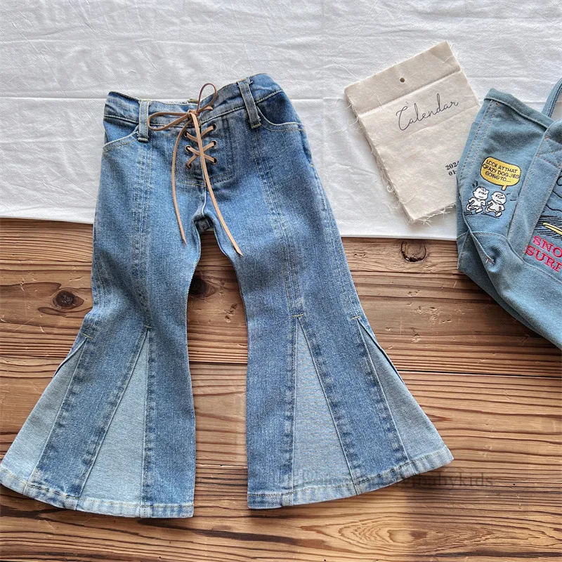 Модные детские джинсы для девочек, лоскутные цветные джинсовые брюки-клеш, весна 2024, детские свободные ковбойские брюки на шнуровке с бантиками Z6942