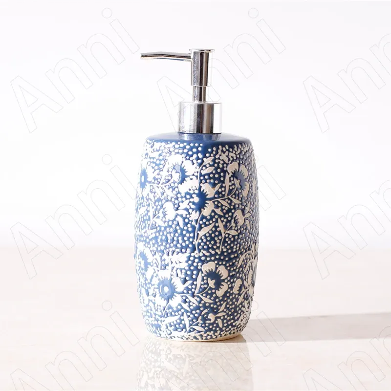 Dispensers European Vintage Soap Dispenser Creativity Relief Floral Push Type Ceramic Shampoo Bottle Badrumstillbehör