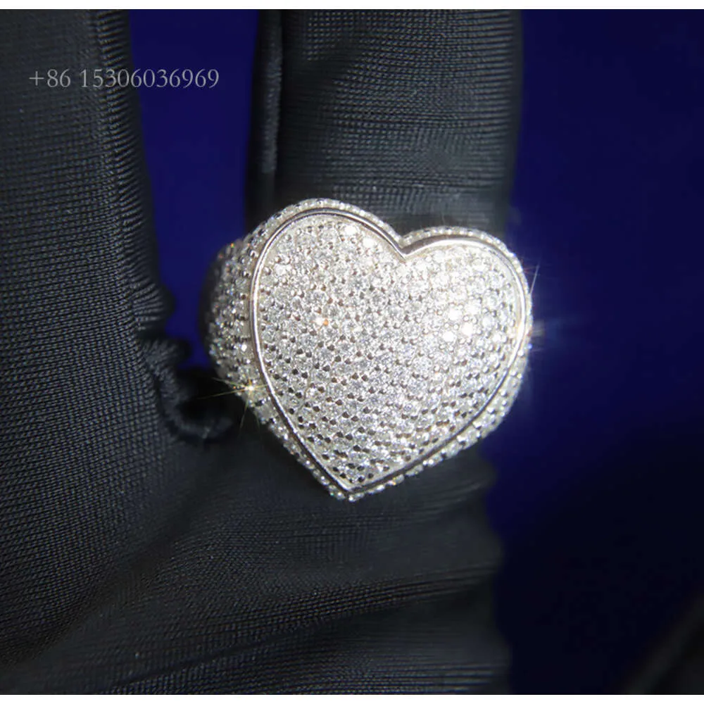 Anello con diamante Moiossanite VVS a forma di cuore in argento sterling ghiacciato dal design alla moda per gioielli hip-hop