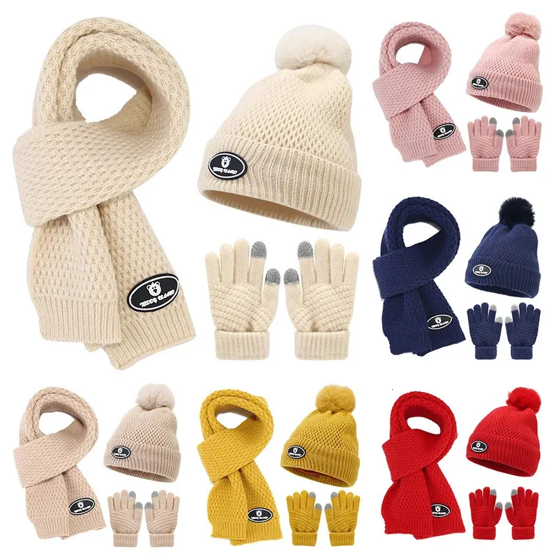 3 stücke Kinder Gestrickte Hüte Schals Handschuhe Winter Baby Bär Label Beanies Outdooor Samt Kaltbeständig Wolle Kappe Anzug Warme Zubehör 240227