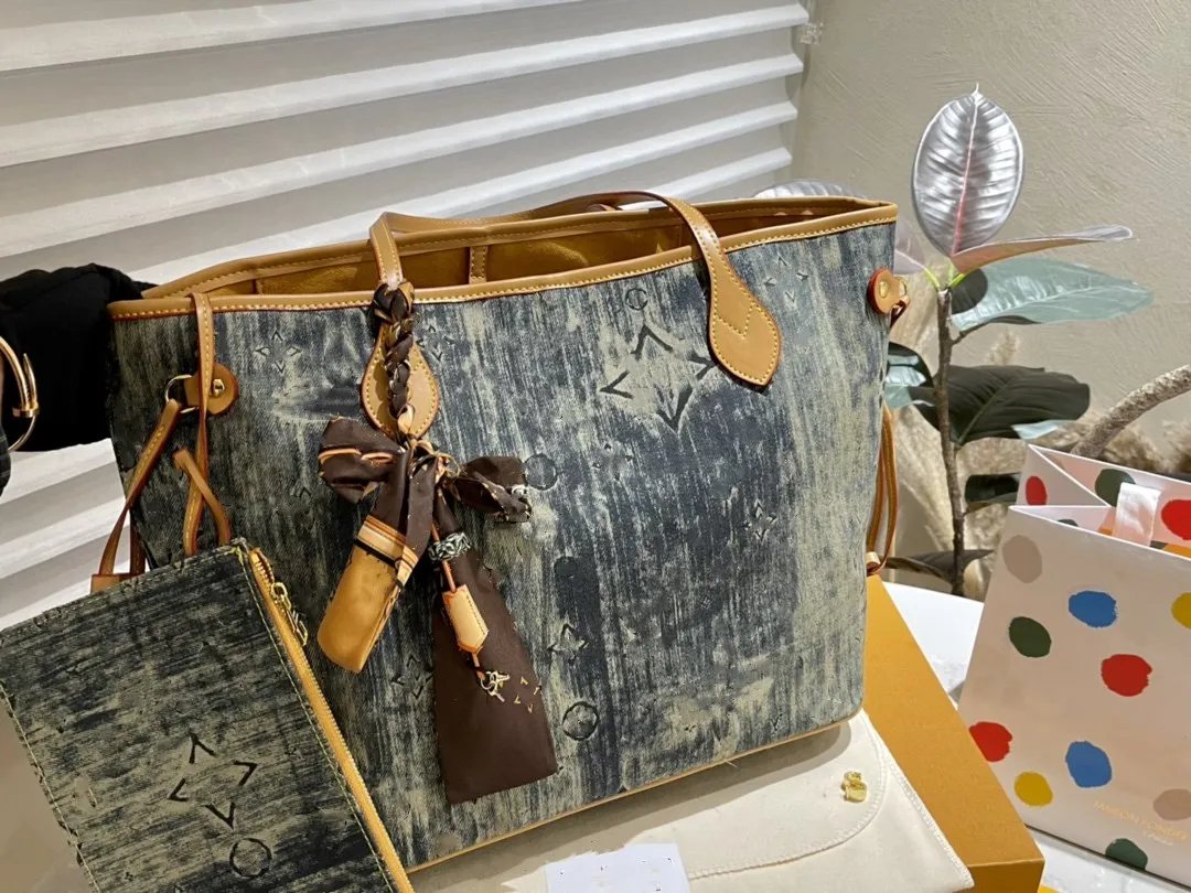 Borsa per mamma in denim di mezza età The Go, borsa da donna stampata firmata NF, borsa per la spesa, borsa a cuscino in denim, borsa a tracolla a tracolla, borsa di lusso con anello in denim sotto le ascelle