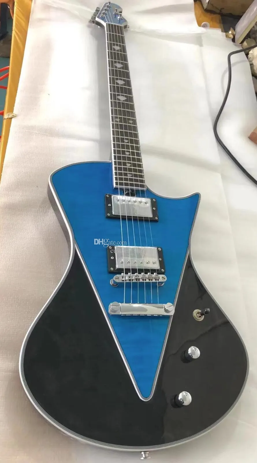 Triangular Rok Guitar Arma Singlecut V-Shaped Solid Body Electric Guitar with Flame Maple Top ...