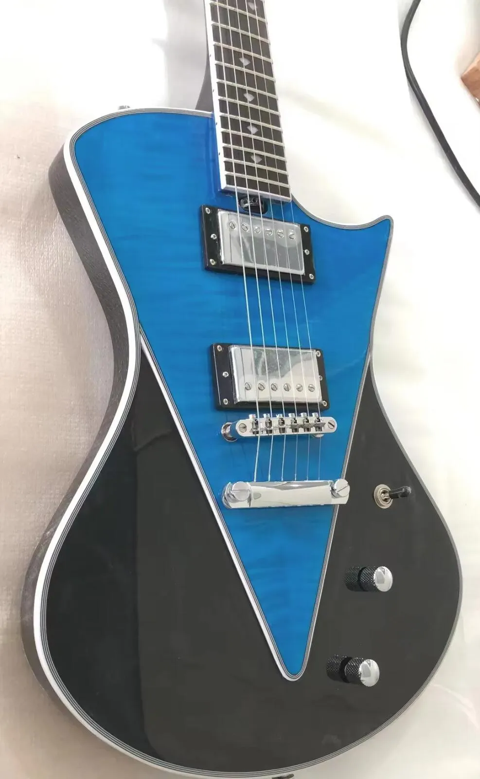 Music Man Armada Singlecut Chitarra elettrica blu divisa a forma di V Top in acero fiammato abbinato con retro nero Pickup HH con taglio a pancia intarsiato a triangolo