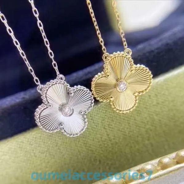 2024 Jewelry Designer Brand Vanl Cleefl Arpelspendant V Gold Four Leaf Grass Womens Five Flower Single Diamond Necklace Laser Carving Brodery Angle Radiance