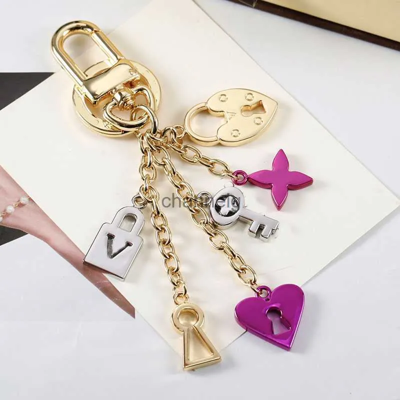 Nyckelringar Keychains Lanyards Keychain Letter Designer Keychains Metal Keychain Womens Bag Auto Parts Accessories Gift With Box 240303