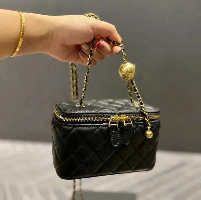 CC Bags Marca de Luxo Bolsas de Cosméticos Casos Mulheres Pele de Cordeiro Bolsa de Cosméticos com Bola de Esmagamento de Ouro Metal Matelase Corrente Crossbody Bolsa de Ombro Mensageiro