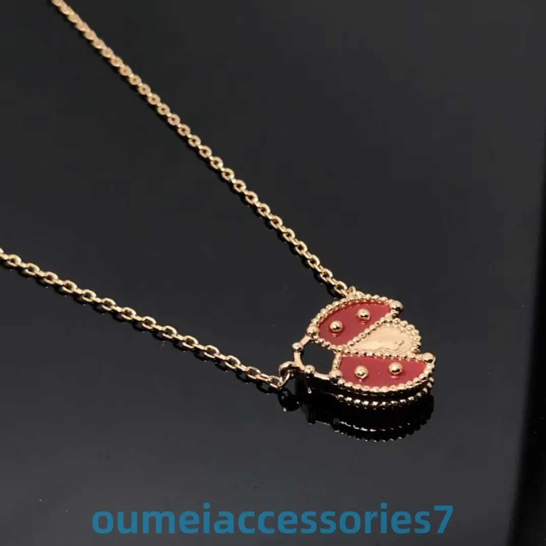 2024 Jewelry Designer Brand Vanl Cleefl Arpelspendant Halsband Ladybug Halsband Elektropläterad 18K Rose Gold Red Jade Medal Four Leaf Grass Colle Chain Kedja Kedja