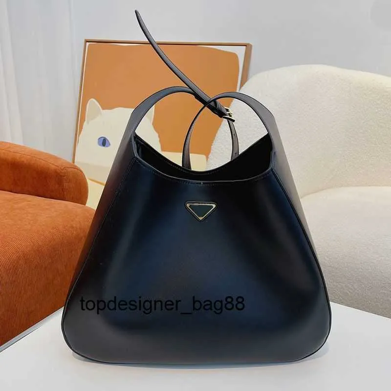 Högkvalitativ kvällspåsar Crossbody Bucket Bag Axel Tote Bag Women Handväska Purse Plain Triangle Hardware Fashion Letters Justerbar bältesband stor kapacitet