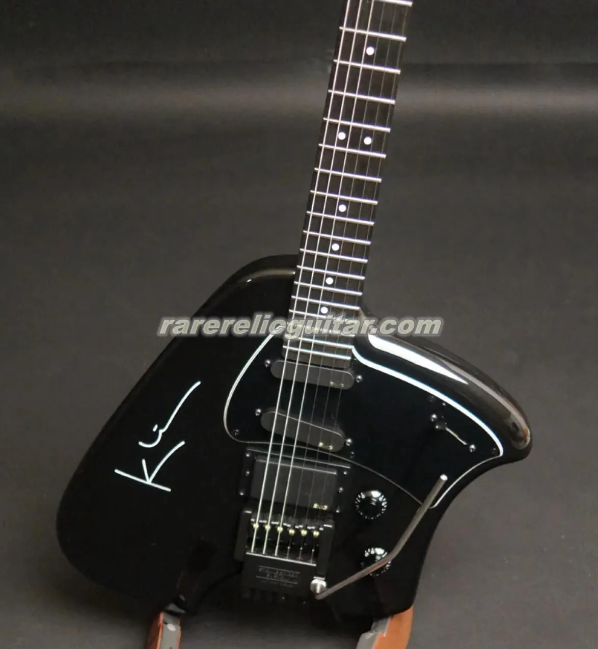 Headless Electric Guitar Selection: Hardware and Pickup Guide