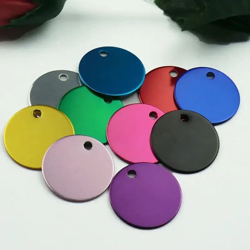 Etiketler Toptan 100 PCS Yuvarlak Etiketler Köpek Pet Kimliği Etiketler Alüminyum Anodizasyon Anodizasyon Graved Köpek Numarası Kimlik Etiket Kartı Kişiselleştir