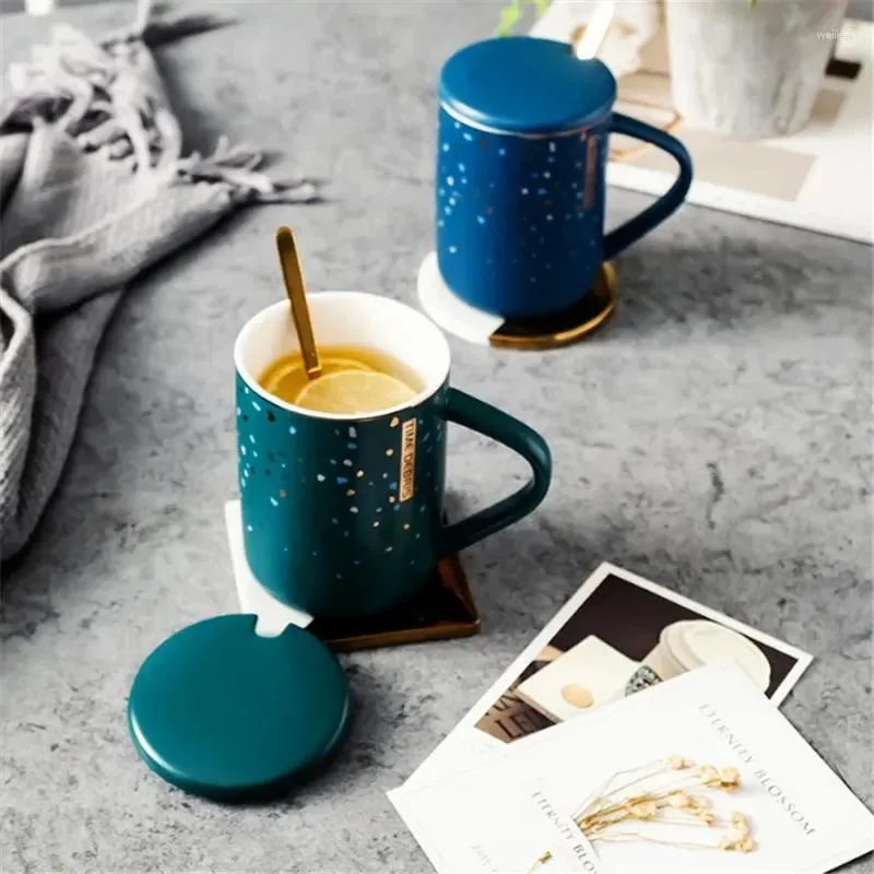 Tasses Tasse à café en céramique européenne avec cuillère et couvercle Simple Couple Drinkware bureau porcelaine tasse à thé créative petit déjeuner tasse à lait cadeau