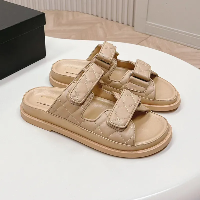 Sandaler med hög kvalitet Sandaler Kohude Flat Sandals Luxury Women's Buckle Embelled Sandals stöds av tomma öppna flip-flops