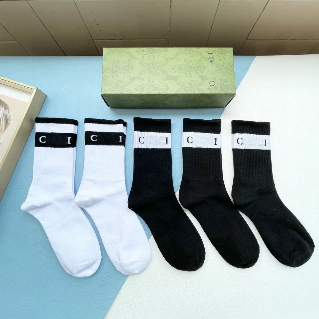 Top designer mens and womens socks black and white alternating high tube sports socks classic and comfortable pure cotton socks 5 pairs per box Hosiery Underwear