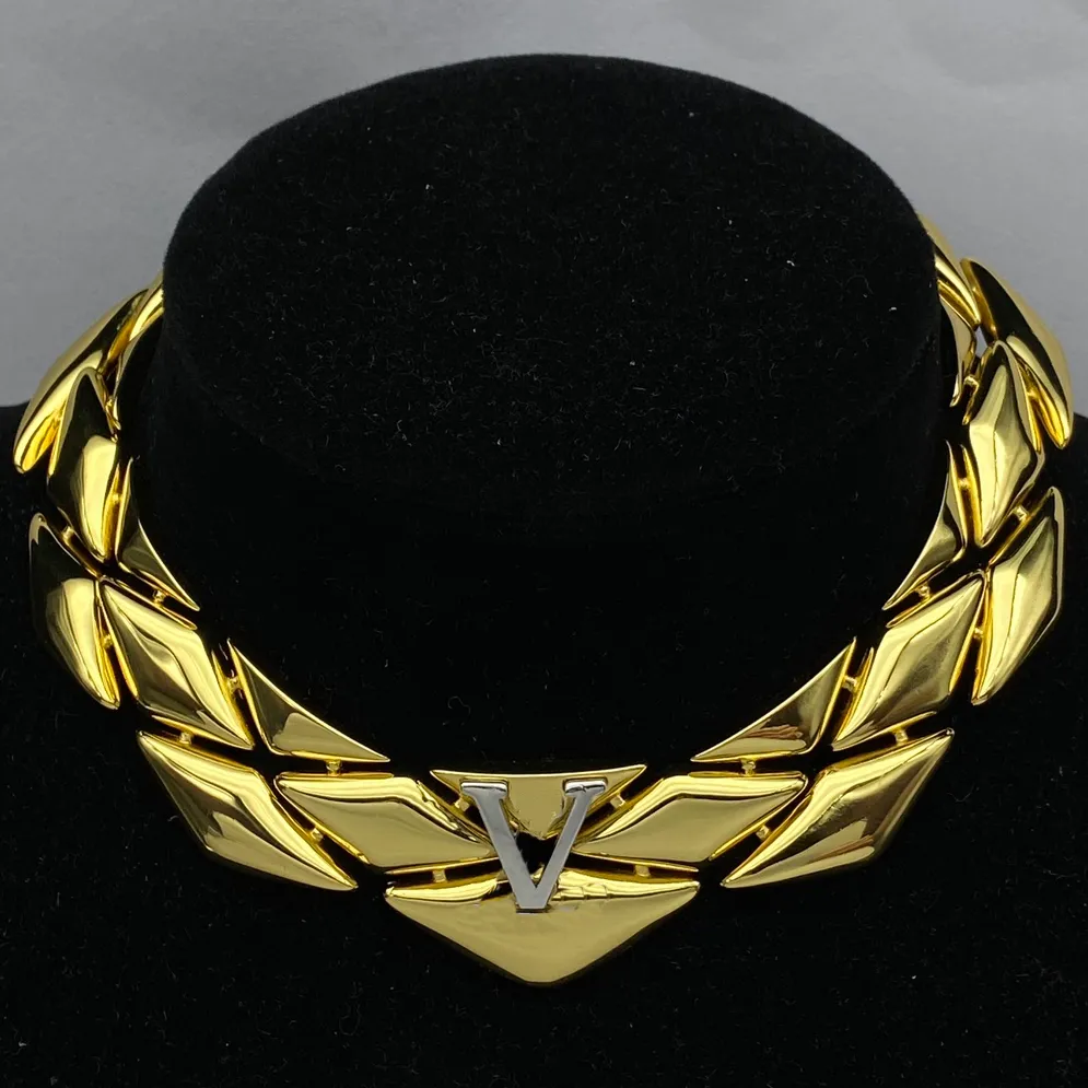 Colliers de luxe bijoux pour femmes style métal lourd collier boucle d'oreille avec boîte meilleure qualité