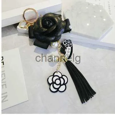 Key Rings Famous Keyring Black White Leather Camellia Flower Keychain Women Flower Key Chains llaveros flore Bag Charms 240303